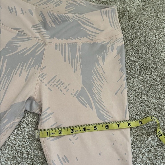 Fabletics Leggings Womens Pink Grey Palm Print size XS? Athleisure Workout - Picture 4 of 8